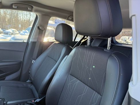 Used 2022 Chevrolet Trax LT w/ LT Convenience Package image 13