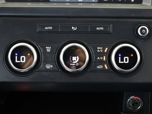 Used 2019 Land Rover Discovery SE image 16