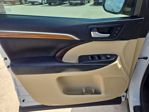 Used 2017 Toyota Highlander Limited FWD image 11