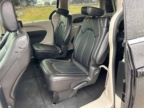 Used 2024 Chrysler Pacifica Touring-L image 9