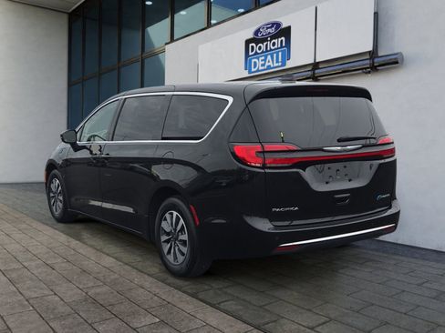 Used 2023 Chrysler Pacifica Touring-L FWD image 5