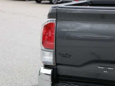 Used 2022 Toyota Tacoma TRD Off-Road AWD/4WD image 6