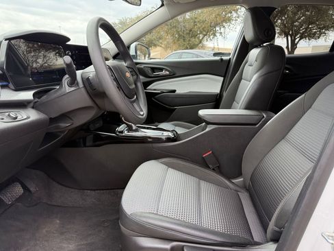 Used 2025 Chevrolet Trax LT image 27
