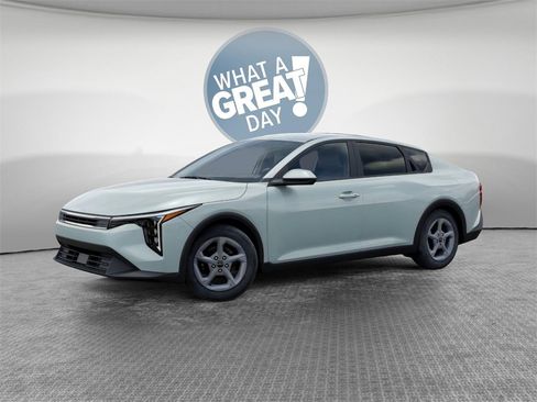 New 2025 Kia K4 LXS image 3