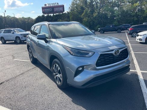 Used 2023 Toyota Highlander XLE image 1