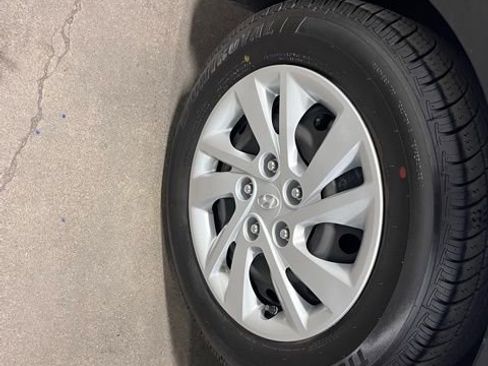 Used 2017 Hyundai Elantra SE image 28