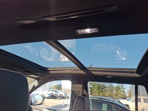 Used 2023 GMC Yukon SLT w/ SLT Premium Package image 16