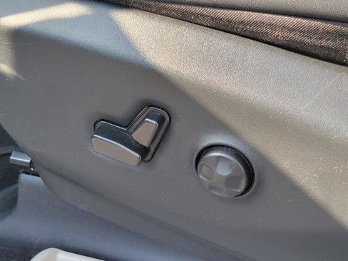 Used 2024 Chrysler Pacifica Touring-L FWD image 9