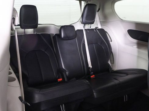 Used 2024 Chrysler Pacifica Touring-L image 27