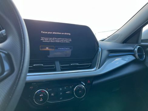 Used 2025 Chevrolet Trax LT image 38