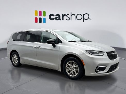 Used 2024 Chrysler Pacifica Touring-L image 7