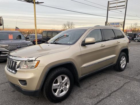 Used 2011 Jeep Grand Cherokee Laredo image 1