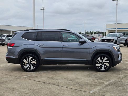 Used 2025 Volkswagen Atlas SE image 2