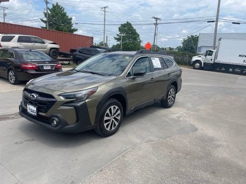 Used 2024 Subaru Outback Premium AWD/4WD image 3