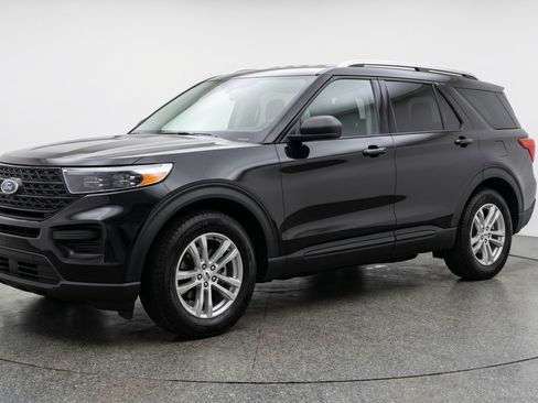 Used 2024 Ford Explorer XLT w/ Equipment Group 202A RWD image 3