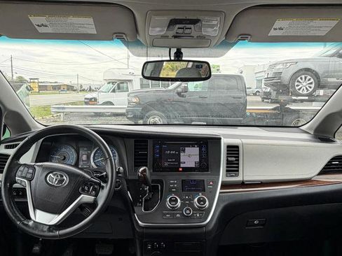 Used 2017 Toyota Sienna Limited FWD image 17