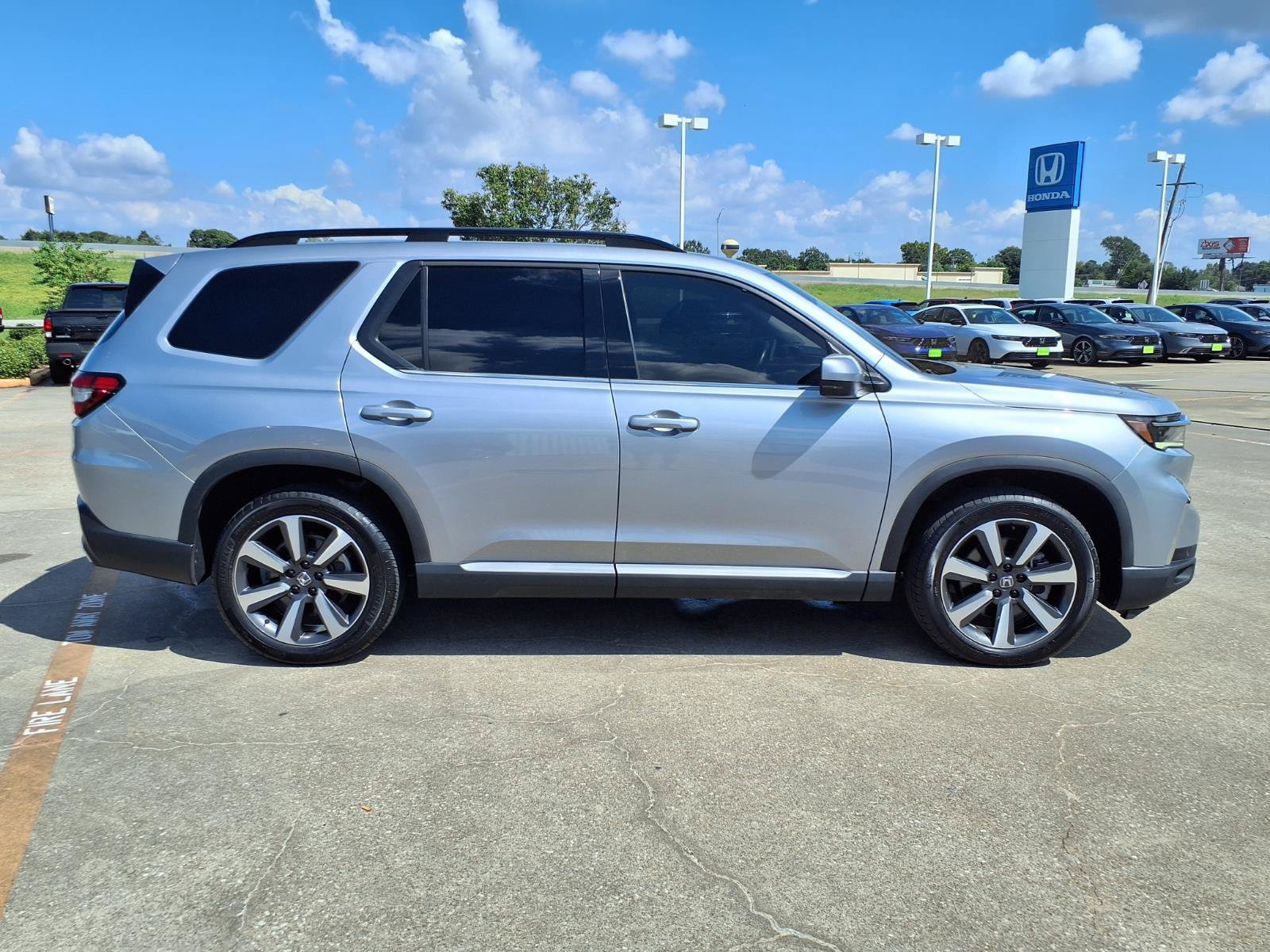 Used 2023 Honda Pilot Touring image 7