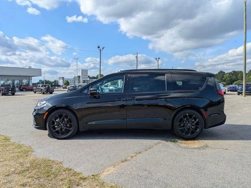 Used 2025 Chrysler Pacifica Limited FWD image 6