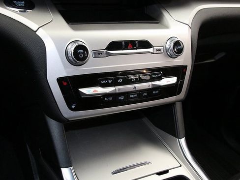 Used 2022 Ford Explorer XLT w/ Equipment Group 202A image 20