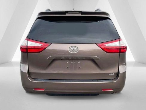 Used 2019 Toyota Sienna XLE image 5