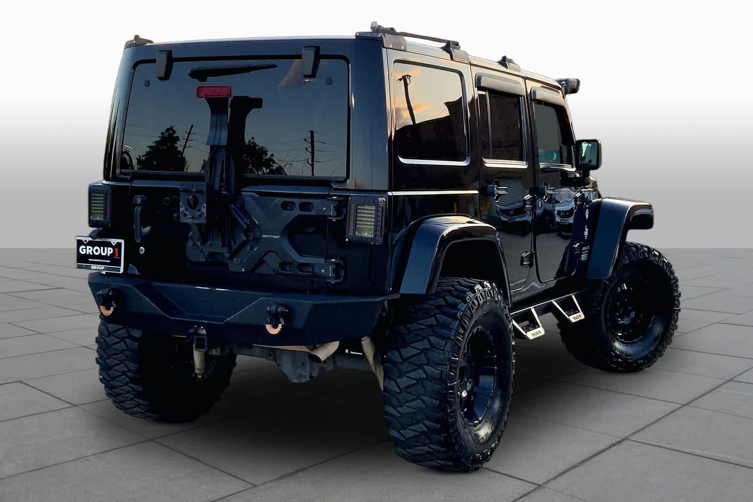 Used 2017 Jeep Wrangler Unlimited Rubicon w/ Connectivity Group AWD/4WD image 12