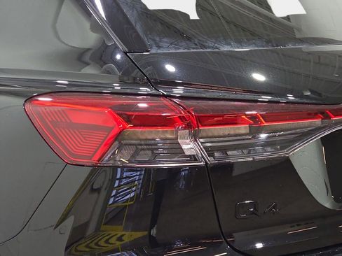 Used 2024 Audi Q4 e-tron Premium Plus w/ Premium Plus AWD/4WD image 33