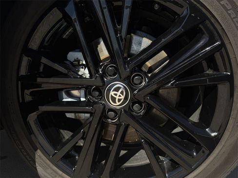 Used 2025 Toyota Camry SE w/ Convenience Package image 9