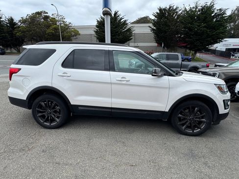 Used 2017 Ford Explorer XLT w/ Equipment Group 202A AWD/4WD image 10