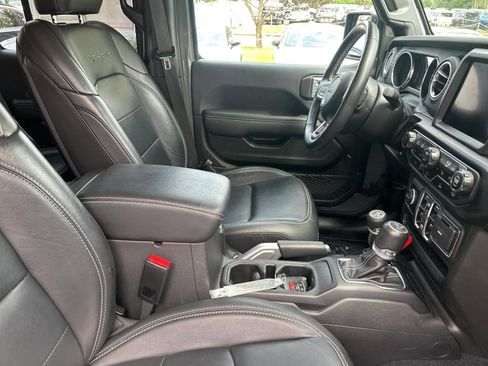 Used 2022 Jeep Wrangler Unlimited Sahara w/ Cold Weather Group AWD/4WD image 17