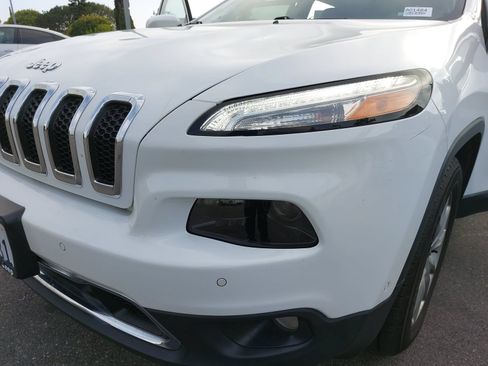 Used 2018 Jeep Cherokee Limited w/ Technology Group FWD image 12