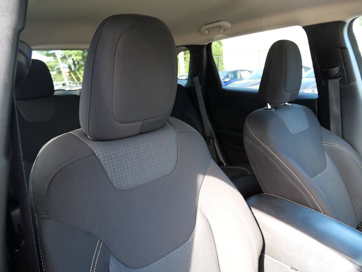 Used 2016 Jeep Cherokee Latitude FWD image 18