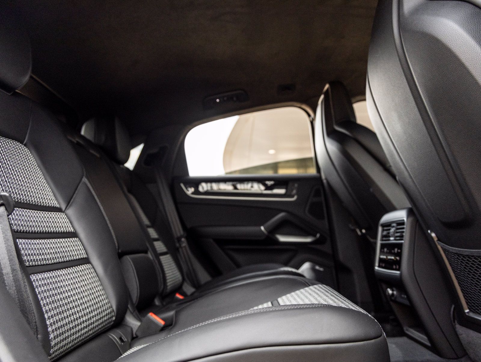 Certified 2025 Porsche Cayenne Turbo AWD/4WD image 38