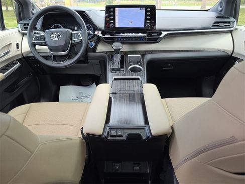 Certified 2024 Toyota Sienna Limited image 5