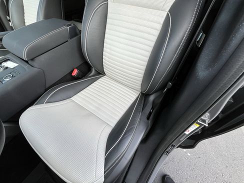 Used 2024 Land Rover Discovery Dynamic SE image 20