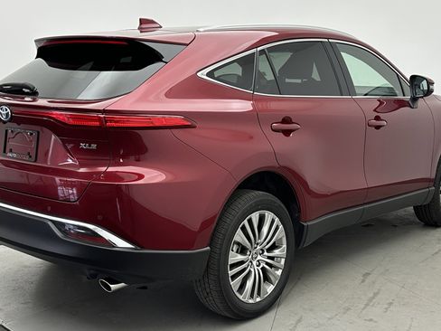 Used 2023 Toyota Venza XLE image 7