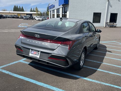 New 2026 Hyundai Elantra SE image 5