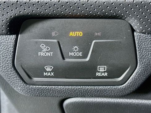 Used 2025 Volkswagen Atlas SE AWD/4WD image 17