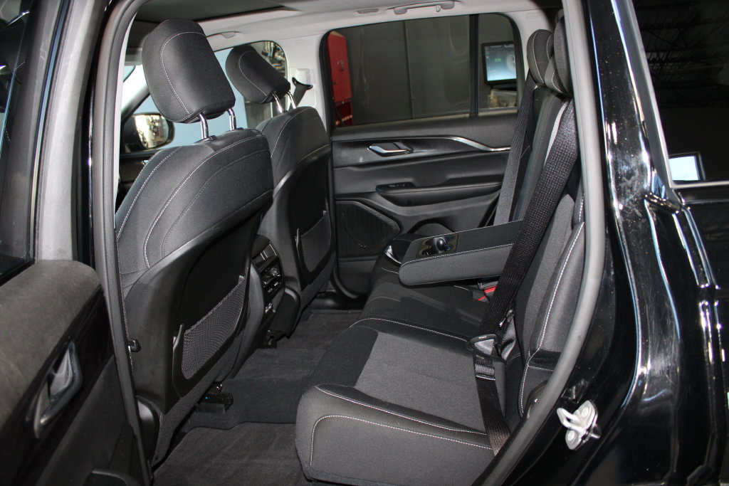 Used 2023 Jeep Grand Cherokee Laredo w/ Luxury Tech Group I AWD/4WD image 11