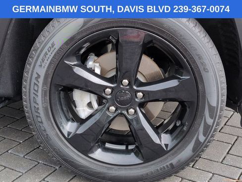 Used 2023 Jeep Grand Cherokee Limited w/ Black Appearance Package AWD/4WD image 12