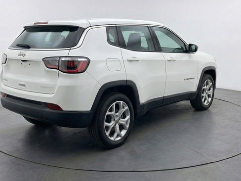 Used 2025 Jeep Compass Latitude image 9