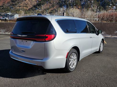 Used 2024 Chrysler Pacifica Touring-L image 3