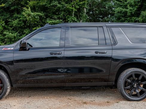 Used 2021 Chevrolet Suburban Z71 AWD/4WD image 2