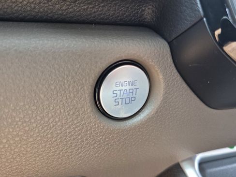Used 2025 Kia Carnival FWD image 23