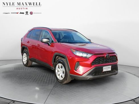 Used 2020 Toyota RAV4 LE FWD image 2