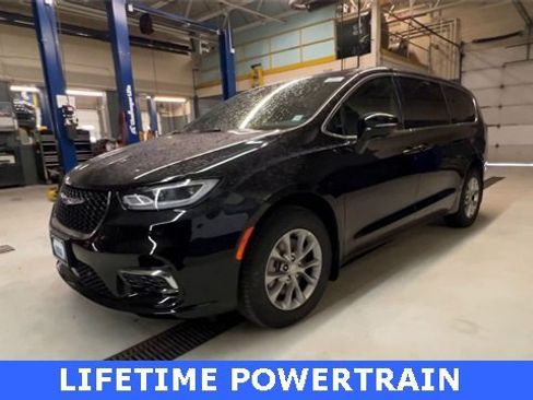 New 2026 Chrysler Pacifica Select image 4