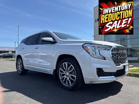 Used 2023 GMC Terrain Denali w/ Denali Premium Package AWD/4WD image 3