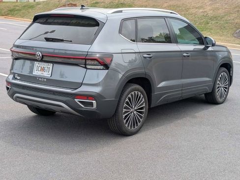 Used 2025 Volkswagen Taos SE image 4