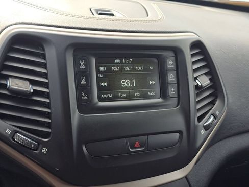 Used 2016 Jeep Cherokee Latitude w/ Cold Weather Group AWD/4WD image 30