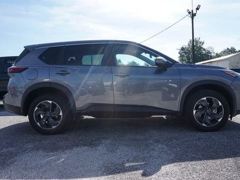 Used 2024 Nissan Rogue SV AWD/4WD image 3