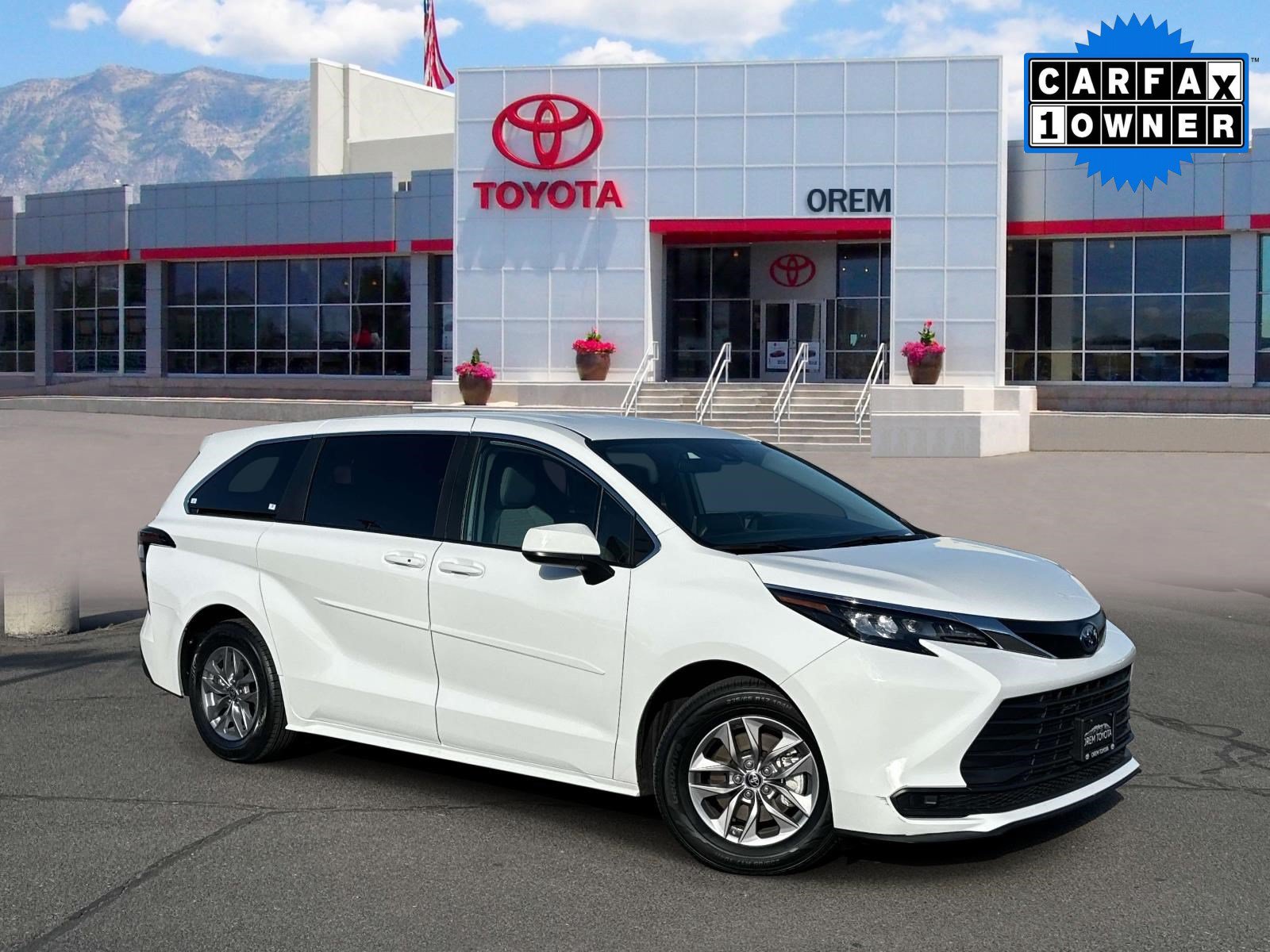 Used 2024 Toyota Sienna LE AWD/4WD image 1
